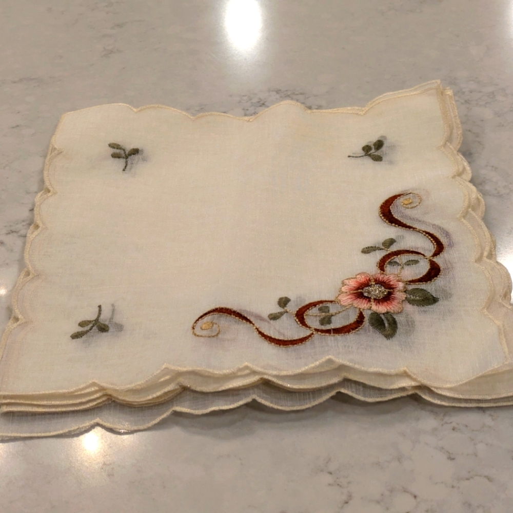Embroidered Tablecloth with Pink Flowers Set 15